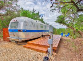 The Driftwoods - Blue Airstream, hotel with parking in Driftwood