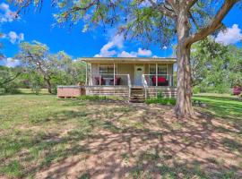 Sunflower Ridge Cottage, hotel in San Marcos