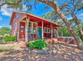 Sunflower Ridge Cabin, villa in San Marcos