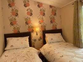 3 Bedroom Lodge - Willows 24, Trecco Bay, budjettihotelli kohteessa Newton