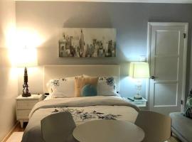 Queen Bedroom Ensuite, Bright, Modern with Parking, sewaan penginapan di Santa Ana