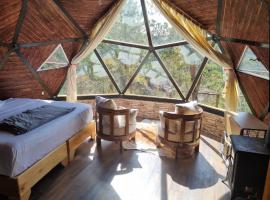 Glamping Town, pet-friendly hotel in Otinapa