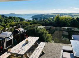 Gorgeous 3 bed house with sea views and hot tub, hotel in Truro