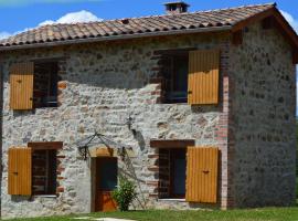 Domaine des Terres du Milieu / Gîte de cul de sac, hôtel avec parking à Châteldon