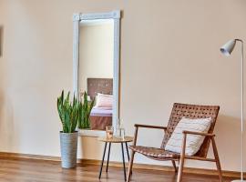 Елегантні Люкс Апартаменти в центрі Мукачева, готель у місті Мукачево