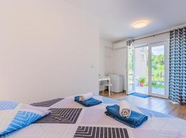 New 4 star Room M&A in town Cres, guest house in Cres
