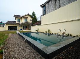 Villa Puncak Kota Bunga, Swarna Villa Swimming Pool, hotel a Cikundul