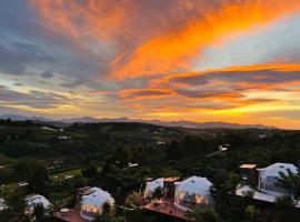 Đamb'ri Top View Farmstay & Glamping, area glamping di Bao Loc