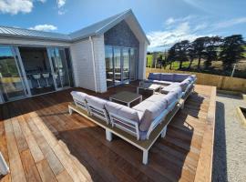 Brand new holiday home in Snells Beach, bolig ved stranden i Snells Beach