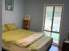 Beautiful comfortable bedroom, loma-asunto kohteessa Albion