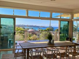 Large luxury house with stunning beach views, hotel in Mollymook