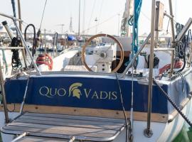 Quo Vadis Yacht, laivamajoitus kohteessa Bari