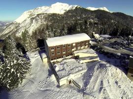 Centre de Vacances Les Pierres Blanches, hotel v destinaci Boutx