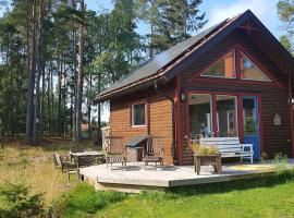 Trevligt gästhus nära Vänern och badplats, tradicionalna kućica u gradu 'Hammarö'