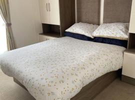 2 Bedroom Lodge - Honeysuckle 95, Trecco Bay, cheap hotel in Newton