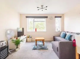 2 Bed House - Sleeps 8 - Wifi - Parking