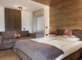 Aparthotel Familiaris - Family Apartments - Pools & Spa in Dolomites, ξενοδοχείο σε Βαλνταόρα