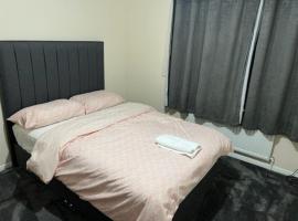 3 bedroom mid terraced house (2 double & 1 single): Grays Thurrock şehrinde bir otel