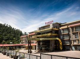 Ramada by Wyndham Murree Lower Topa Resort, hôtel à Murree