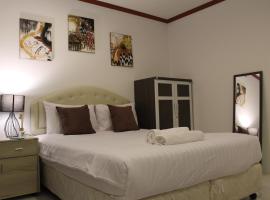 Omaya GuestHouse, hotell i Patong Beach