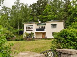 Room in a spacious villa, hotel with parking in Stocksund