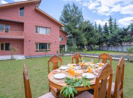 StayVista at Pinewood Villa with Pool Table, huvila kohteessa Srinagar