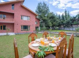 StayVista at Pinewood Villa - Pet Friendly Villa with Lawn & Pool Table