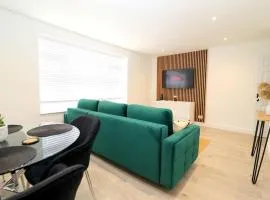 Luxury Apartment 5 mins to Luton Airport Sleeps 4