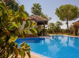 Andalusian Villa w/ Pool, Garden & Barbecue, hotel in Écija