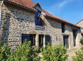 Gîte de charme climatisé au coeur de l'Auxois、Esseyの駐車場付きホテル