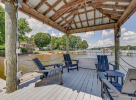 Pet-Friendly Lake Norman Home with Boat Dock! – hotel w mieście Mooresville
