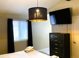 Spanish Style 3-bedroom Home with Hot Tub, מלון באינדיאנפוליס