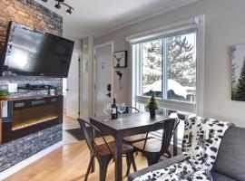 Cozy Chalet in the Mont Tremblant Ski Village, hotel a Mont-Tremblant
