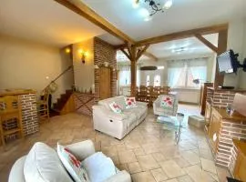 Maison. Au champ du souvenir. 8 personnes.