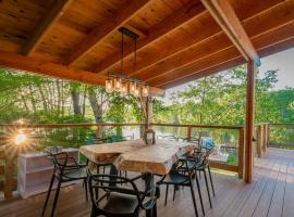 Stylish lake home with private beach, dock and firepit for swimming, kayaking, hiking、Barnsteadのホテル