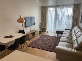 Luxurious 2 bedroom flat with en-suite bedroom, hotel in South Norwood
