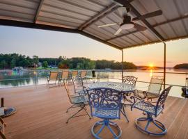 Grand Lakefront Home in Hartwell with Game Room!, hotel with parking in Hartwell