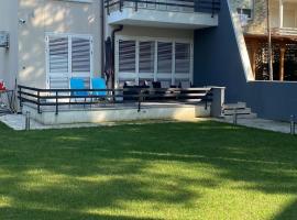 Sunset Bay Villa at Gjiri Lalzit Durres, holiday home in Durrës