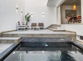 Heated Pool Luxury in Pembroke St Julians, hotel en Pembroke