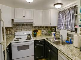 Cozy Wasilla Apartment about 2 Mi to Downtown!: Wasilla şehrinde bir otel