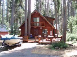 2 bedroom, 2 bath, sleeps 6 adults West End of Donner Lake DLR#021, rumah kotej di Truckee