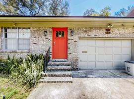 Updated house with enclosed yard, patio, central AC, & washer/dryer, hotel en Jacksonville