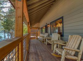 3 bedroom, 2 bath Sleeps 8 adults Direct Lake Access DLR#041, hotel na may parking sa Truckee