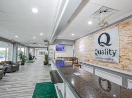 Quality Inn Dayton Airport，Englewood的有停車位的飯店