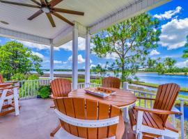 Riverfront Carrabelle Home with Furnished Patio!, hotel en Carrabelle