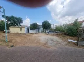 בית נופש עם חצר גדולה במרכז קרית שמונה