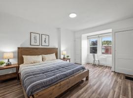 Oakland/University @G Modern and Bright Private Bedroom with Shared Bathroom, homestay in Pittsburgh
