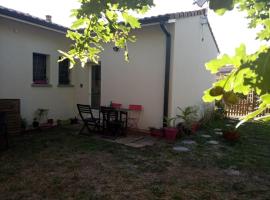 Petite maison avec jardin entre lac et village, nyaraló Hourtinban