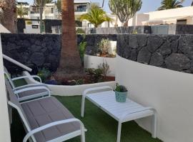 Bungalow Paseo del Mar- PLAYA ROCA Residence sea front access - Free AC - Wifi, holiday rental sa Costa Teguise