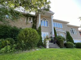 Gîte du Caméléon, hotel with hot tubs in Sherbrooke